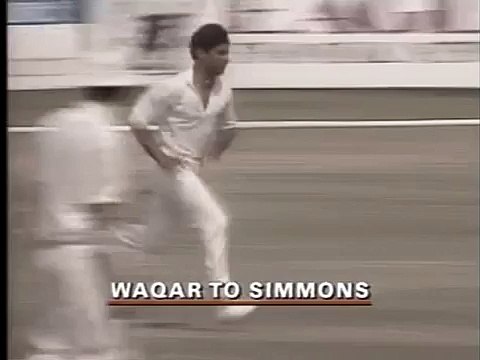 Waqar Younis Brutal Bouncer to Phil Simmons, Cracks him on the helmet