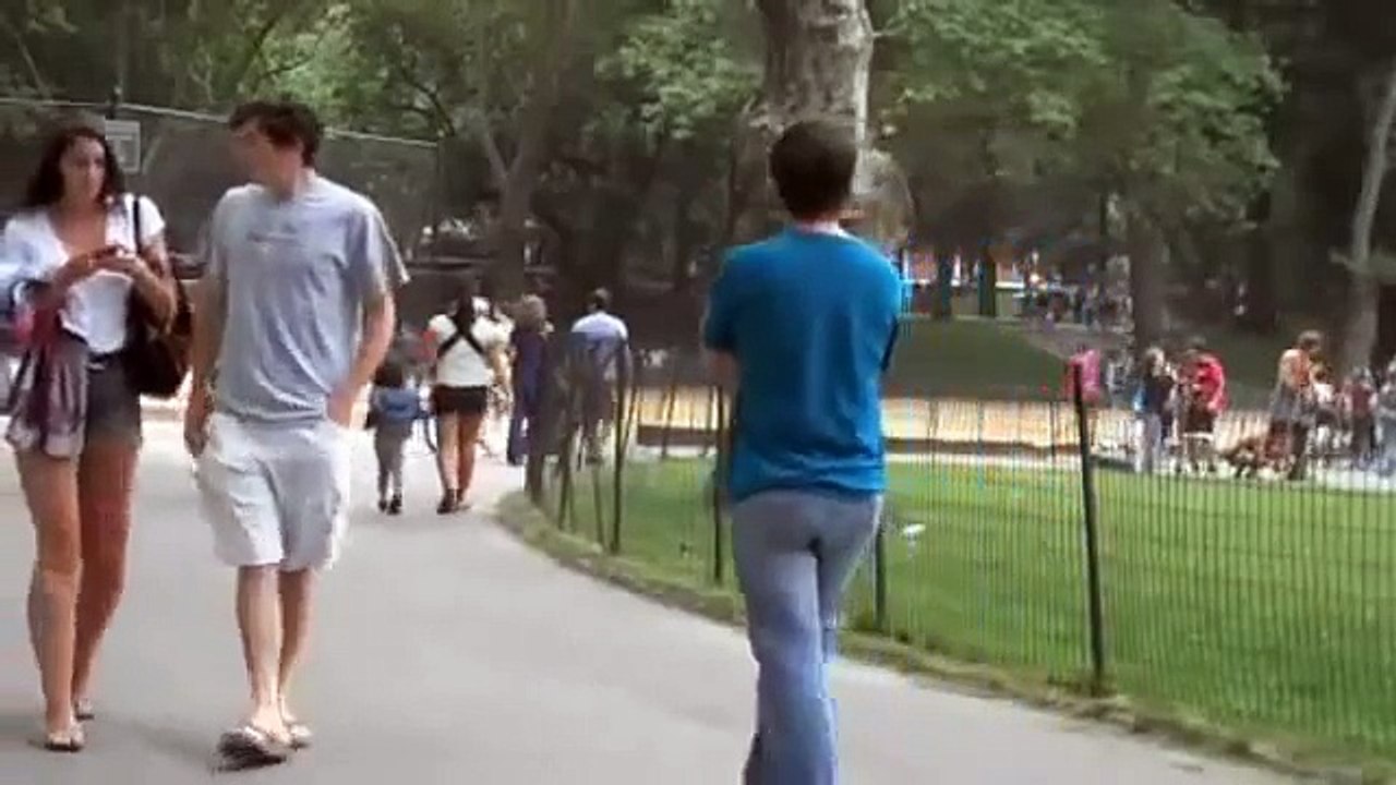 Los Pedos Animan A La Gente Broma Tirando Pedos En El Parque A La Gentegraciosa 2014 Hd