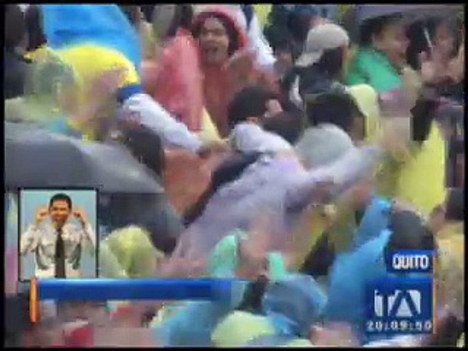 Hinchas ecuatorianos alentaron a pesar de la fuerte lluvia