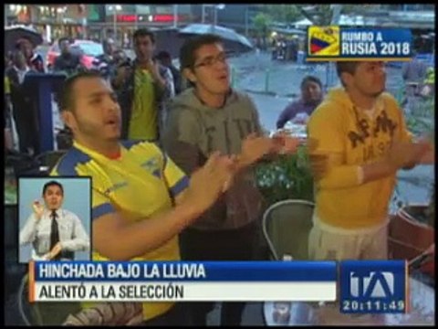 Muchos hinchas alentaron a la selección en todo Quito