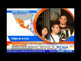 Maestros mexicanos derriban puerta de la residencia del gobernador de Guerrero