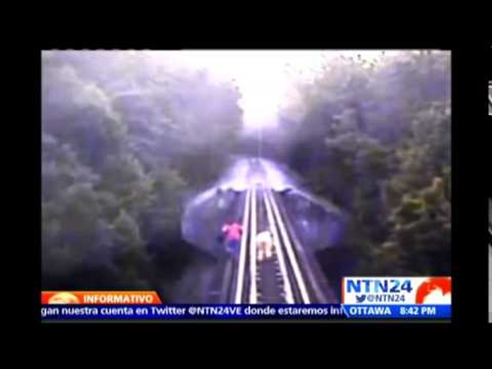 Dos mujeres se salvan de milagro tras quedar atrapadas en la carrilera al paso de un tren en EE.UU.