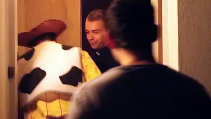 Un homme se rend à une fête d'Halloween avec un costume inapproprié