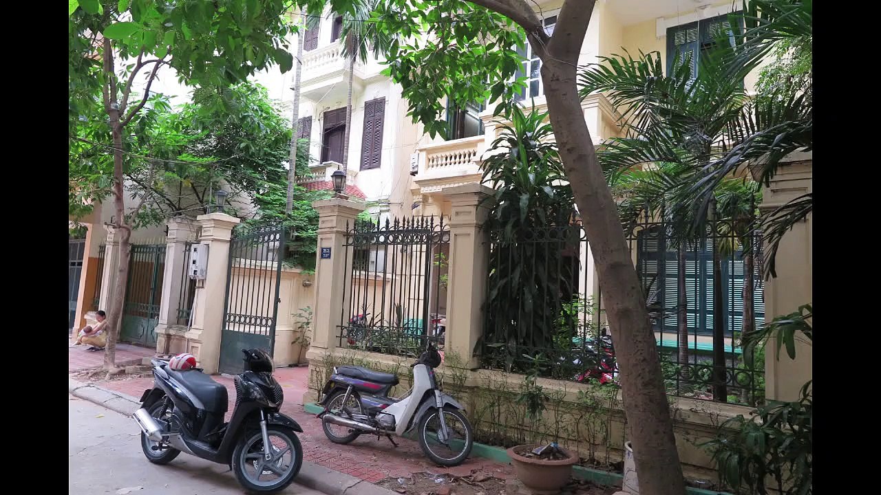 7 bedroom house for rent in Dong Da, Ha Noi. Courtyard, garage, bright & balcony