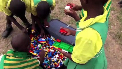 Des enfants africains jouent pour la première fois avec des LEGO... Quel bonheur!