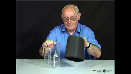 Une pièce de monnaie apparaît sous un verre