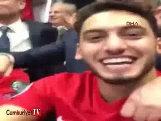 Millilerin soyunma odasındaki coşkusu