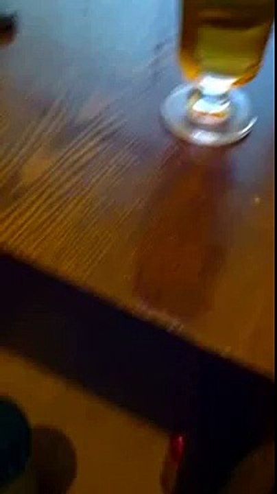 Un mec bourré s'endort dans une drôle de position au toilette...