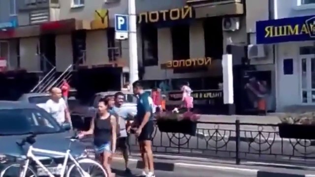 Велосипедист красава ! Против водителя и курицы