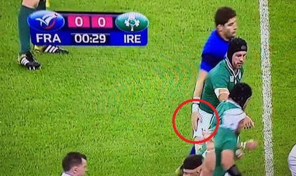 La main aux fesses de Pascal Papé à un irlandais