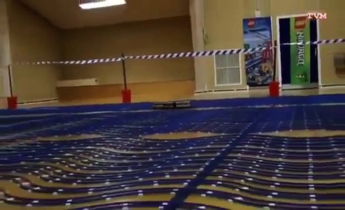 Фанат LEGO построил самую длинную игрушечную железную дорогу