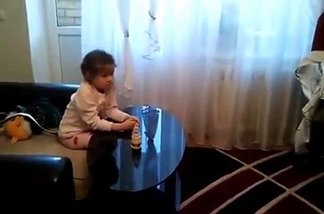 Угадай  что смотрит девочка?