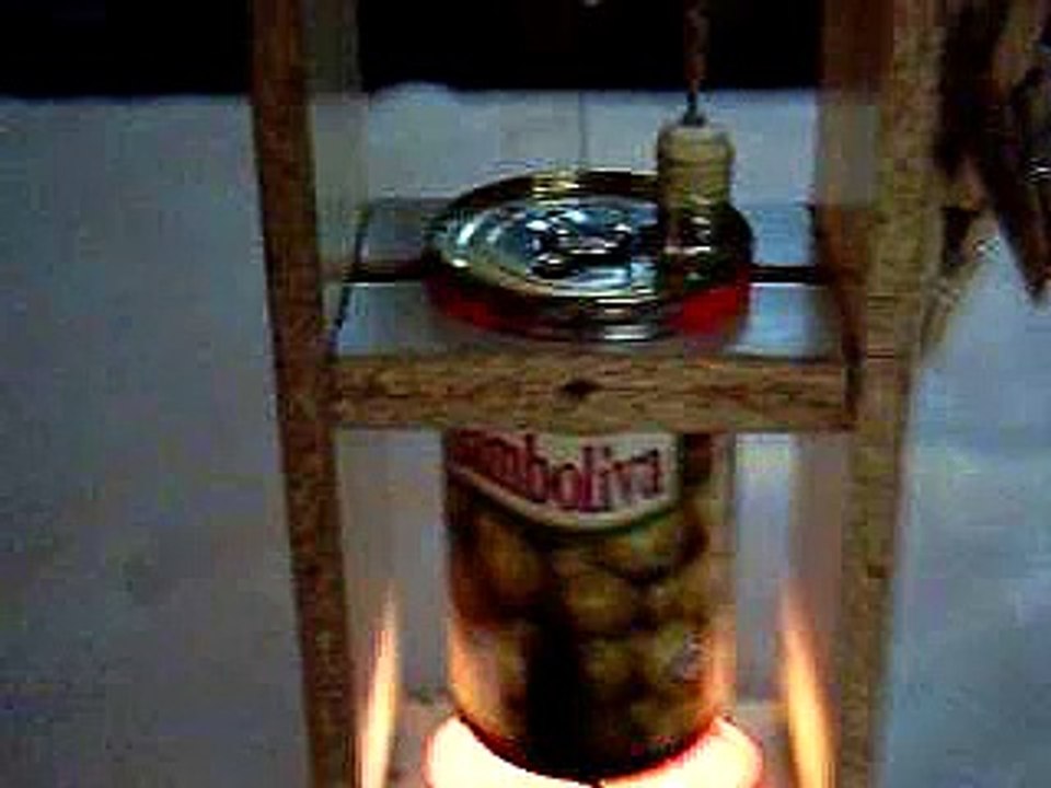 Stirling engine made with a can and a balloon