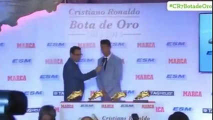 Le vilain geste du fils de Cristiano Ronaldo pendant la remise du soulier d'or