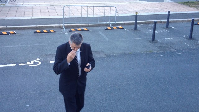 Arrivée du député Jean Lassalle au procès Bonnemaison