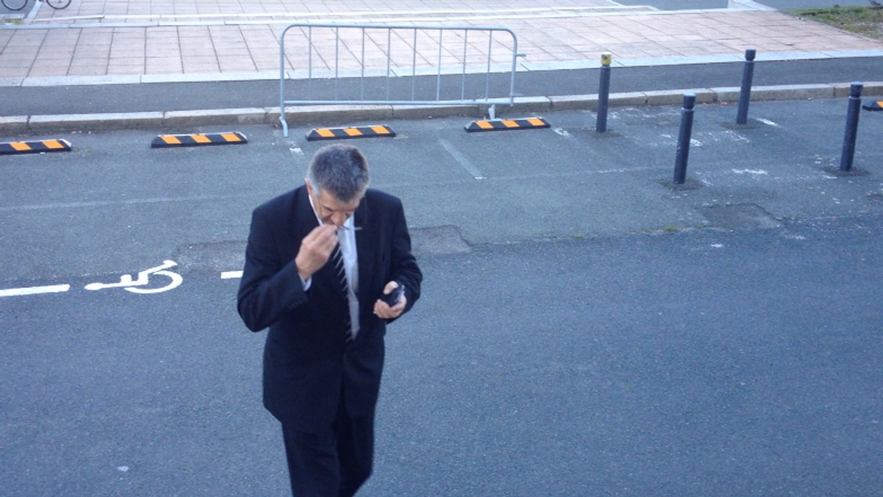 Arrivée du député Jean Lassalle au procès Bonnemaison