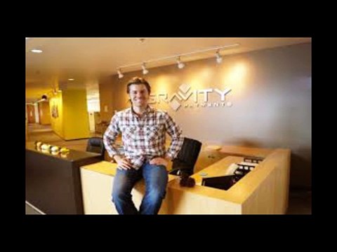 Si taglia lo stipendio per aumentare quello dei suoi dipendenti