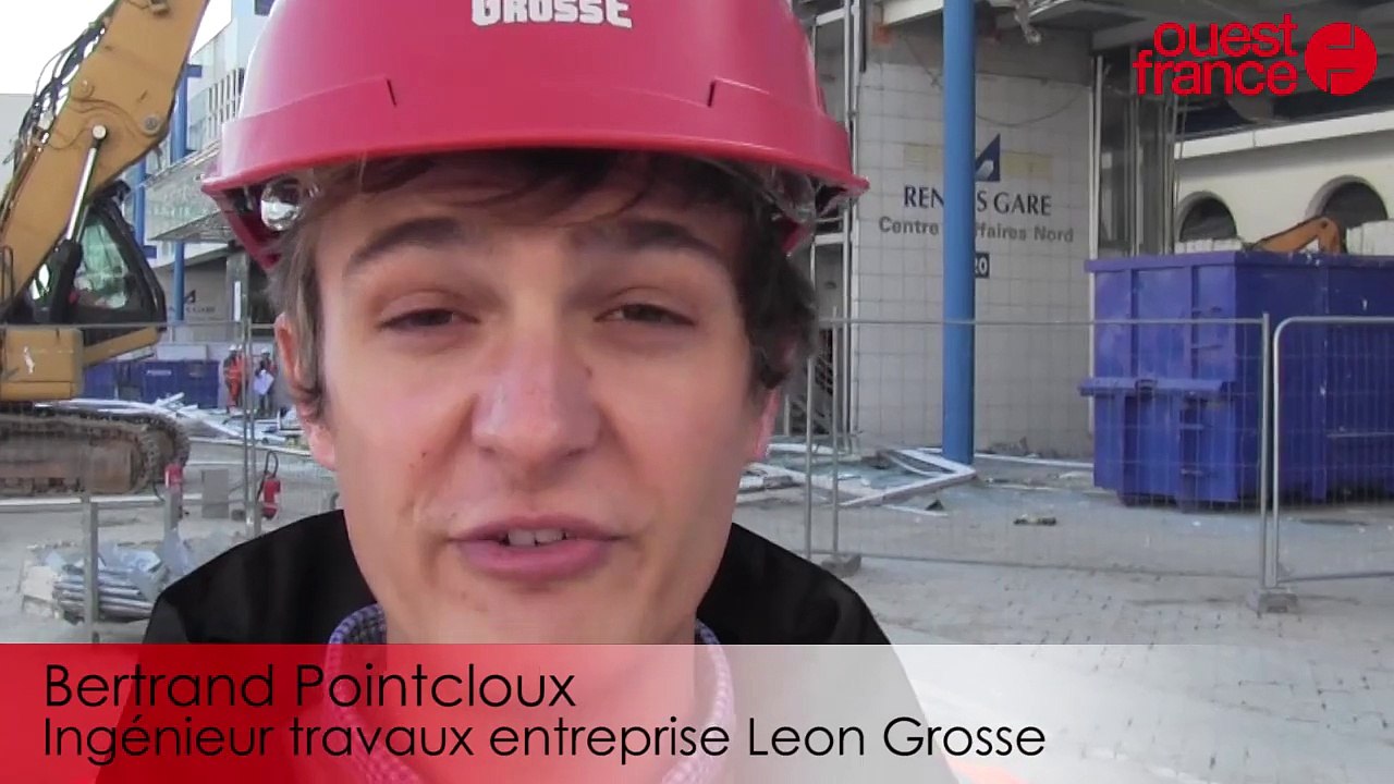 La croqueuse de 30 tonnes grignote la façade nord de la gare SNCF de Rennes