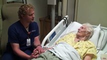 Questo infermiere ha un modo tutto suo per confortare i pazienti: da lacrime!