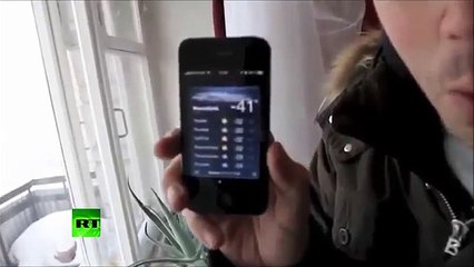 Fa bollire l'acqua e la getta dal balcone a -41 gradi sotto zero in Russia!