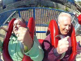 Si lascia convincere dal marito a salire sulla giostra ma... non è una buona idea!