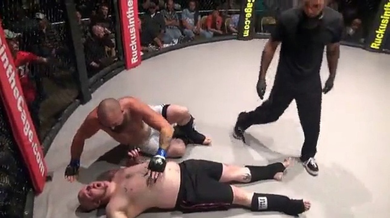 MMA il perd son match... et se fait caca dessus sur le ring