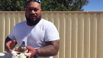 Fa così caldo in Australia che quest'uomo riesce a cucinare due uova per strada