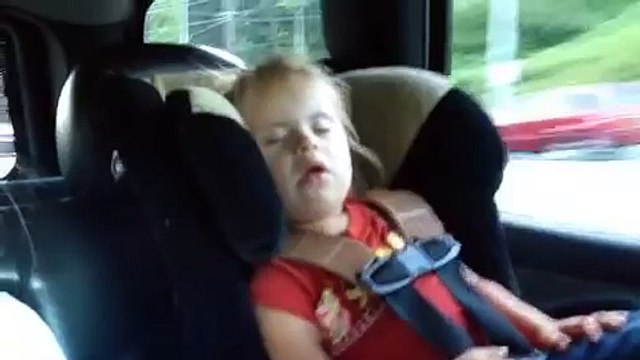 Sembra che stia dormendo, ma aspettate che inizi la canzone