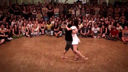 Due ragazzi vanno al centro della pista: resterete incantati dalla loro bravura