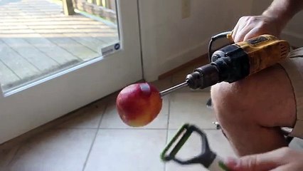 Infilza una mela sulla punta del trapano: quando scoprirete perché vi stupirete