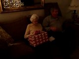 Una nonna apre il regalo di Natale: la sua reazione vi cambierà la giornata!