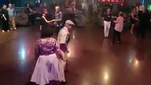 Due anziani si alzano per ballare: resterete stregati da quello che fanno!
