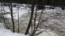 Il fiume ghiacciato si sgela all'improvviso: quello che accade poco dopo è spaventoso