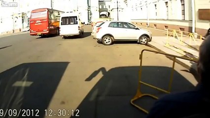 Russian thieves distracts photographer to steal his lens in St Petersburg