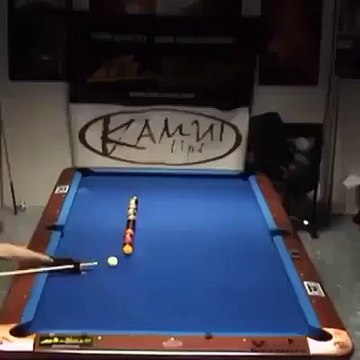 Quello che riesce a fare questo giocatore di biliardo è davvero incredibile