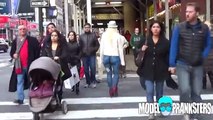 Modella cammina senza pantaloni per le strade di New York ma nessuno se ne accorge