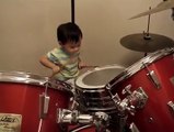 Questo bambino non ha nemmeno due anni: sentite come suona la batteria!