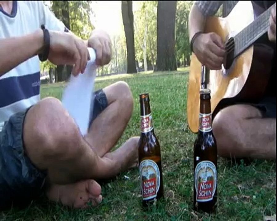 Come aprire una birra con un foglio di carta