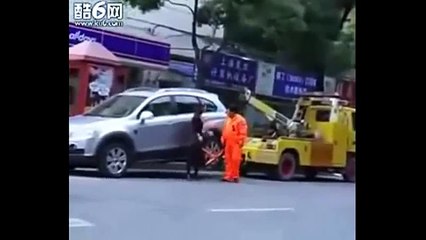 Скачать видео: L'auto di questa donna sta per essere rimossa: la sua reazione è qualcosa di incredibile