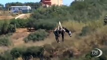 Lo spettacolare salvataggio di un cavallo caduto in un dirupo