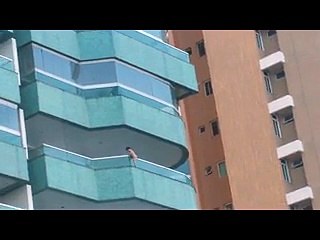 Bambina si sporge dal balcone e rischia la vita