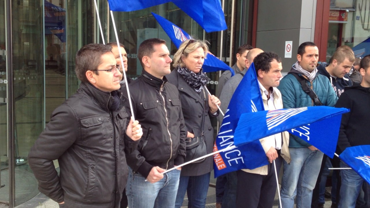 Manifestation des policiers devant le tribunal