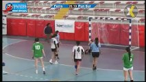 Handball argentine / Une balayeuse passe dans le but