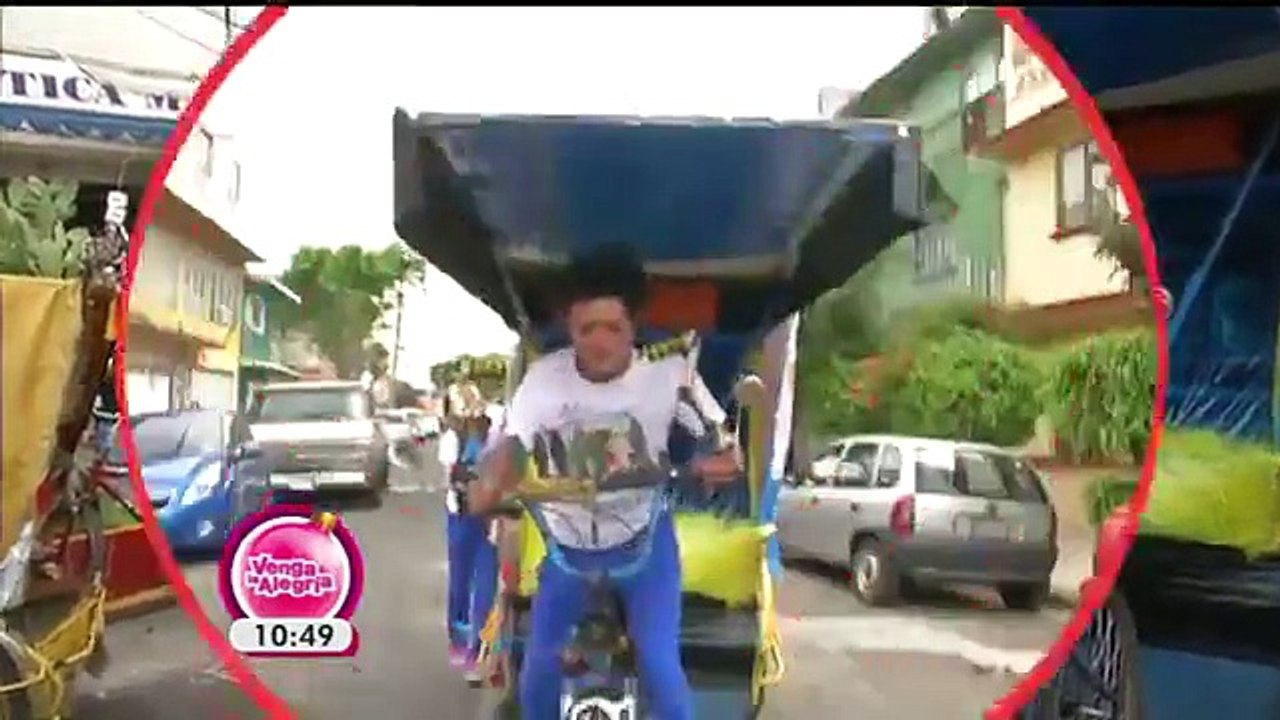 Los Destrampados conducen un bici taxi