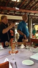 IMAGINA VC NO RESTAURANTE E APARECEM DUAS FIGURAS DESSAS.....