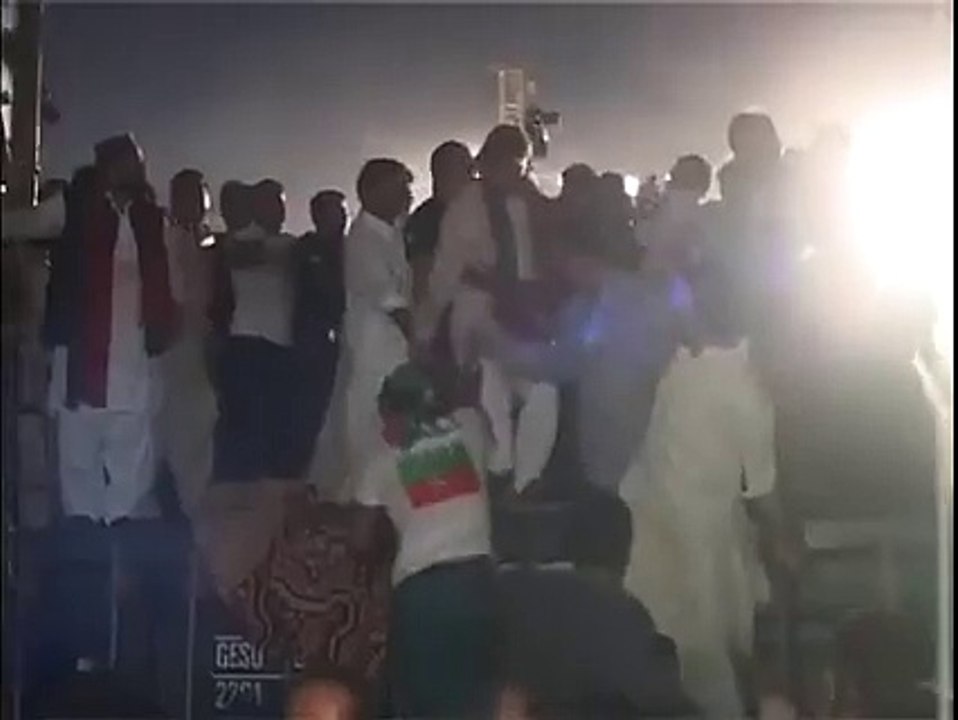 Imran Khan Kis Tarha Apnay Worker Ko Mar Rahay Hain Kia Leader Ko Aisa Karna Chahiay