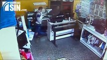 Ladrones roban una tienda con bebé en brazos