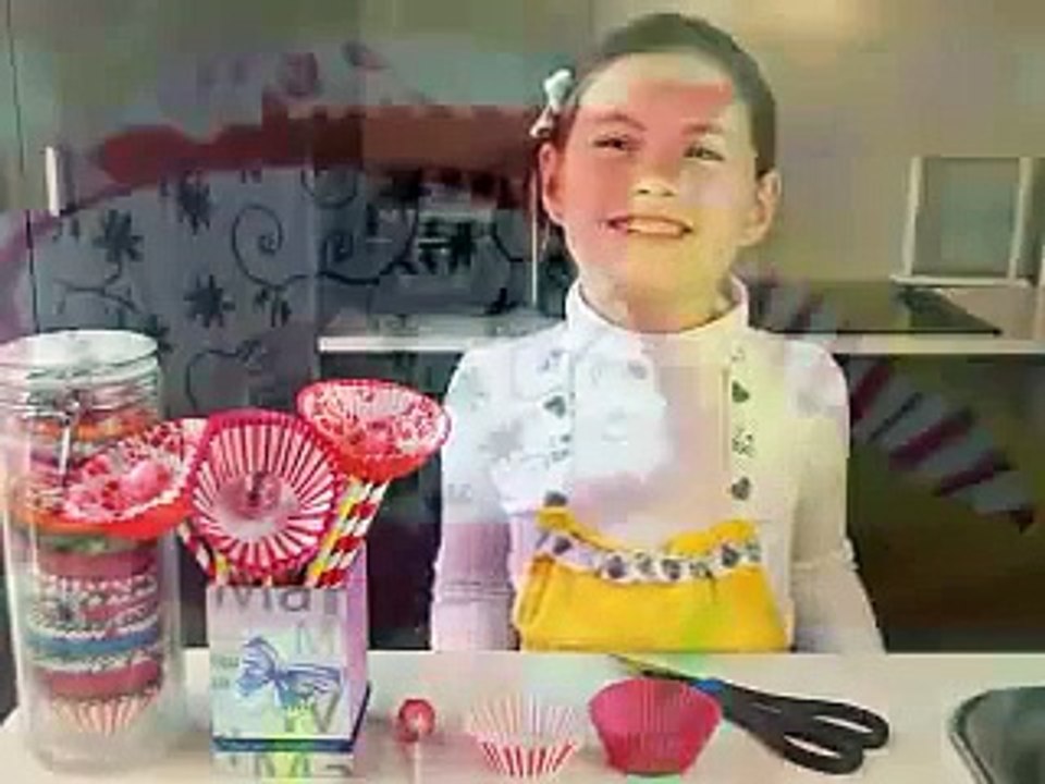 Make Cute flower Lollipops using patty pans so pretty on a lolly buffet or candy bar