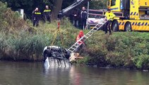 Politie haalt auto van mysterieus stel boven water - RTV Noord