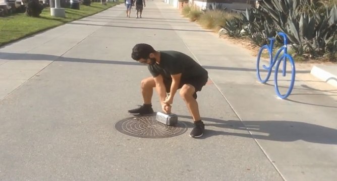 Il demande à des passants de soulever le marteau de Thor